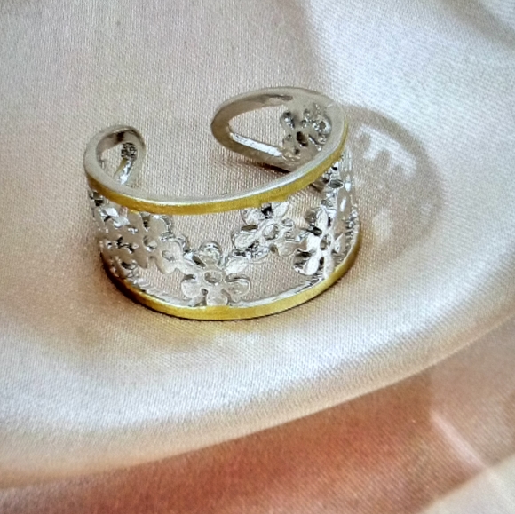 New silver and gold filigree floral adjustable ring - Picture 1 of 3